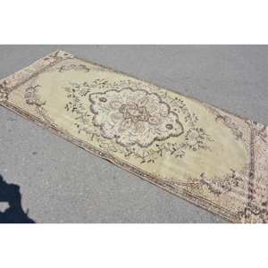 Alfombra turca vintage de 4x8 pies, beige, marrón, área grande, patrón rectangular, retales de lana, piel sintética de conejo, respaldo de látex, pila de felpa - Product Image 4