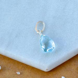 Pendentif en topaze bleue suisse, pierre précieuse facettée en forme de larme, pierre naturelle bleu ciel, plaqué argent, bijou artisanal - Product Image 5