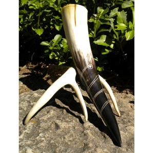 Corne à boire viking avec support, corne naturelle, mug fait à la main, parfait pour un cadeau et la décoration - Product Image 1