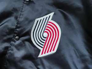 แจ็คเก็ตเบสบอลผ้าซาตินผู้ชายแบบสั่งทำปี 2025 แจ็คเก็ตทีม แฟชั่นสตรีทสไตล์วินเทจย้อนยุค โลโก้ส่วนตัว แจ็คเก็ตวาร์ซิตี้บอมเบอร์สุดหรู - Product Image 2