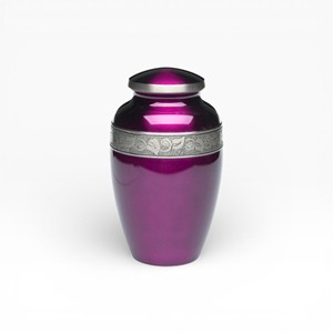 Urna Funeraria Color Magenta Oscuro con Banda Floral Plateada y Acabado Brillante para Tributo Conmemorativo - Product Image 1