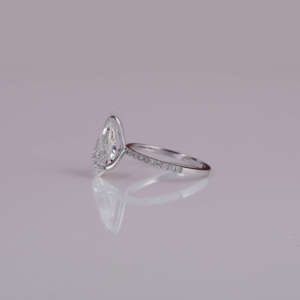 Anillo de compromiso chapado en oro macizo de 14 quilates con engaste pavé, diamante de laboratorio talla pera, media eternidad con diamantes laterales de talla redonda para mujer - Product Image 2