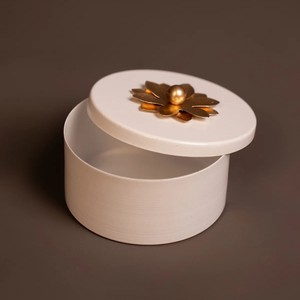 Caja de Almacenamiento Decorativa Redonda Blanca y Negra con Tapa Floral Dorada, Contenedor de Lujo para Baratijas y Regalos para Decoración del Hogar - Product Image 5