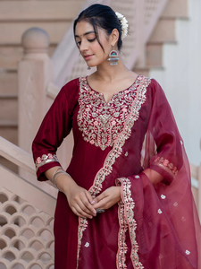 Colección de Kurti de viscosa y rayón de diseñador para mujer al por mayor, con pantalón y dupatta, ideal para fiestas. - Product Image 4
