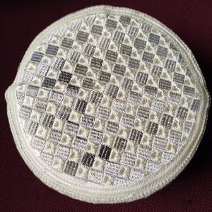 Chapeau de prière musulman exclusif Chapeau Sandale Bugis brodée en argent Kufi Tupi Topi Couronne rigide du Bangladesh - Product Image 1