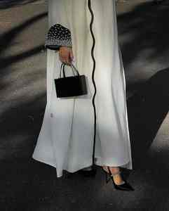 ชุดเดรสอีดสีดำ ปี 2025 แบบเปิดสำหรับสตรีมุสลิม ผ้าไหมคุณภาพสูงจากดูไบ แขนยาวประดับลูกปัด ป้องกันรอยยับ ทำมือ ขายดี - Product Image 3