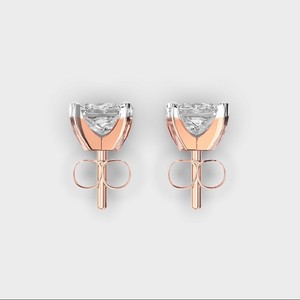 Boucles d'oreilles clous solitaires en diamant de laboratoire taille princesse, or rose 18 carats - Product Image 4