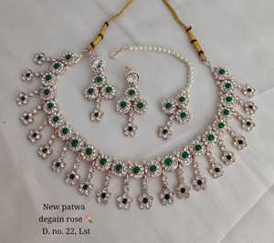 Nuevo diseño chapado en oro tradicional gota perla y piedra tachonado pendiente Mangtika gargantilla collar conjunto y conjunto de joyería para mujer - Product Image 1