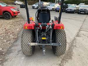 Tracteur compact à conducteur marchant Top Pressure Massey Ferguson 1525, 8 CV, 4 roues motrices, avec plateau de coupe de 60 pouces, moteur, boîte de vitesses et pompe - Product Image 4