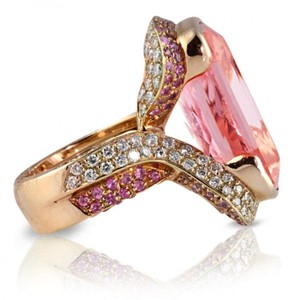 Grande bague au centre de kunzite rose taille émeraude entourée de saphirs roses pavés et de diamants blancs en or jaune 18 carats - Product Image 3