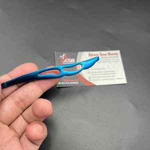 Pinzas de cejas de plasma azul Logotipo personalizado Puntas inclinadas de acero inoxidable Pinzas para cejas Pinzas de belleza para desplumar el cabello - Product Image 5