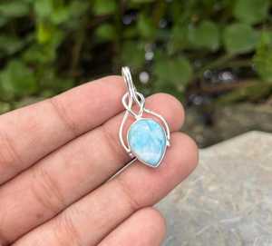 Pendentif Larimar en argent sterling fabriqué à la main collier de pierres précieuses poire naturelle beaux bijoux pour elle - Product Image 1