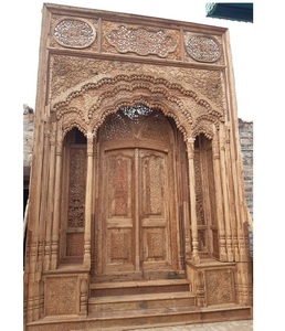 Porte arquée en bois artisanale traditionnelle avec sculpture florale complexe pour l'entrée de villa de luxe et l'architecture de style patrimoine - Product Image 1