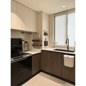 Armario Minimalista de Pared con Puertas Abatibles y Tres Estantes para Almacenamiento en Dormitorio y Sala de Estar, Acabado Madera - Product Image 4