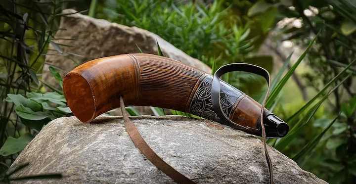 Natural Black Ram Horn Shofar Traditional Musical Instrument for Jewish Spiritual Ceremonies and Sermons Agate