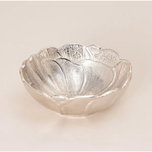Bol de service décoratif en métal argenté poli, durable, lavable au lave-vaisselle, fait à la main, design feuille martelée, luxe moderne - Product Image 6