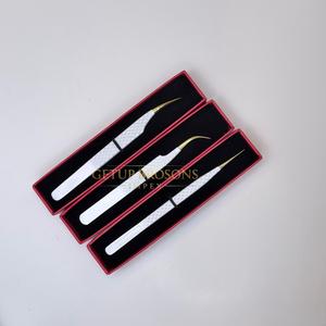 Pince à épiler professionnelle pour extensions de cils Getup Brosons Impex en acier inoxydable, courbée, avec pointe dorée et revêtement blanc en poudre - Product Image 3