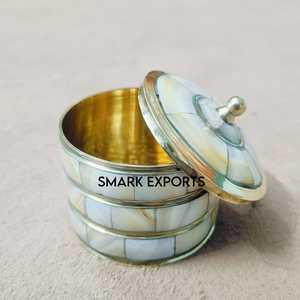 Boîte en laiton ornée avec incrustation de nacre parfaite pour ranger le sindoor ou le vermillon Une pièce de rangement unique et décorative - Product Image 3