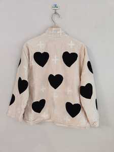 เสื้อแจ็คเก็ตผ้ากำมะหยี่ปักลายหัวใจสีดำ งานแฮนด์เมด ลายหัวใจสีแดงและกางเขน เสื้อโค้ทสไตล์โบฮีเมียน เสื้อแจ็คเก็ตสไตล์ศิลปะ - Product Image 6