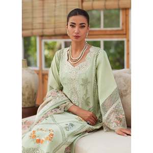 Ensemble de costume pour femme Crimson, chemise brodée Chikanari en 3 pièces avec dupatta imprimé en mousseline et pantalon brodé - BIC-4748 - Product Image 4