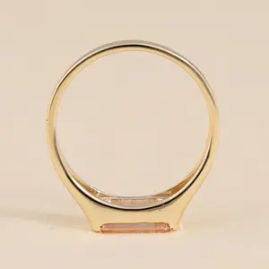 Bague solitaire en diamant taille émeraude rose pêche, sertie de pierres précieuses certifiées IGI, or jaune et blanc - Product Image 1