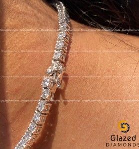 Explore nuestra lujosa última cadena de tenis de Plata de Ley 925 con diamantes de moissanita para mujeres que muestra elegancia con claridad VVS - Product Image 3