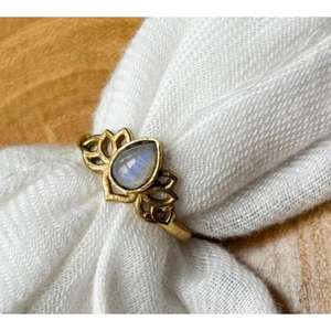 Bague bohème spirale en pierre de lune naturelle, sertie de luxe, en laiton fait main, minimaliste, cadeau pour femme, fête, anniversaire - Product Image 1