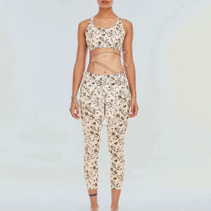 Conjunto de Yoga con estampado elegante para mujer con patrones personalizados Ajuste cómodo y tela transpirable Perfecto para el entrenamiento - Product Image 1