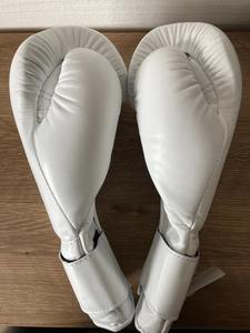 Gants de boxe MMA en cuir de conception OEM, support de poignet à boucles et crochets, imperméables, évacuant l'humidité, doigts complets, légers, pour l'entraînement - Product Image 3