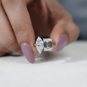 แหวนเพชรหมั้นทรงมาร์คีส์และทรงไวท์โกลด์ประดับมรกตแบบ Toi Et Moi - Product Image 6