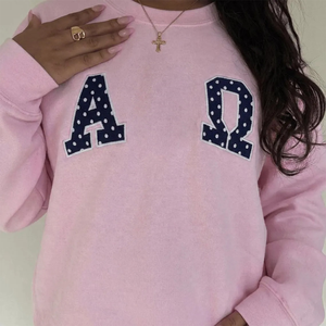 AXO Sisterhood เสื้อคอกลมปักลายจุดสีชมพู/เสื้อสเวตเชิ้ตสำหรับชมรมนักเรียน/เครื่องแต่งกายกรีก งานปักแบบเรียบสีดำและสีขาว - Product Image 4