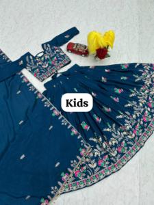 Elegante Festival de Madre Hija Lehenga Choli con Lentejuelas Bordadas y Trabajo de Hilo Perfecto para Bodas y Celebraciones - Product Image 5