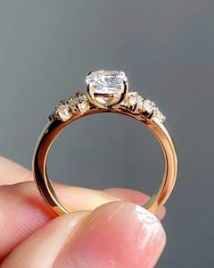 Anillo de compromiso con diamante de corte cojín creado en laboratorio, elaborado con un diseño de racimo de diamantes CVD cultivados en laboratorio de 1.65 CTW. Esta elegante novia - Product Image 3