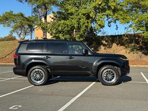 Lexus GX 550 Premium 2024, Motor V6 DOHC de 3.4L y 24V con Doble Turbo, Gasolina, Automático, SUV/Crossover - Product Image 3