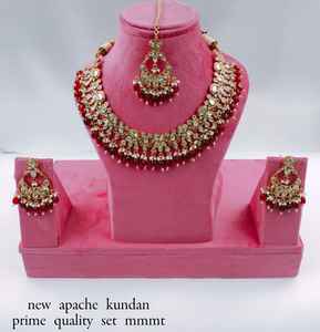 Collier ras du cou indien fantaisie traditionnel et à la mode couleur or Kundan perle boucles d'oreilles ensemble avec Mangtikka pour femmes et filles - Product Image 3