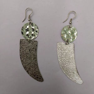 Pendientes Hechos a Mano de Latón Plateado con Plata, Artículo Indio - ARTWORK MAESTRO - Product Image 1