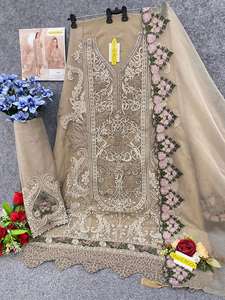 Costume pakistanais sur mesure avec broderie nerveuse idéal pour les événements en soirée et les fêtes disponibles au prix de gros - Product Image 6