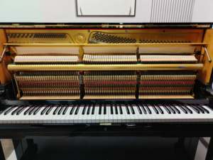 Piano Vertical Yamaha U1G Usado, Color Negro, Piano Acústico Japonés de Segunda Mano para Músicos Profesionales, Suministro de Fábrica - Product Image 4