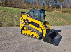 Chargeuse compacte sur chenilles CATERPILLAR 259D3 avec cabine EROPS, chauffage et climatisation, écran avancé avec caméra, hydraulique auxiliaire à haut débit - Product Image 3