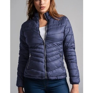 Veste matelassée légère tricotée imperméable pour femmes avec broderie automne hiver col de chapeau coupe ajustée fournisseur chaud de BD - Product Image 6