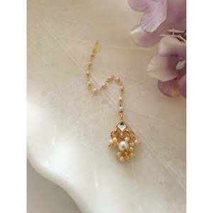 Perle et Kundan Maang Tikka fabriqués à la main pour les femmes bijoux de front indiens traditionnels accessoire de cheveux de mariée et de fête - Product Image 1