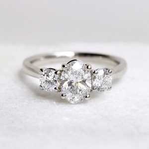 Bague en diamant taillé ovale en or massif 10k bague de mariage en diamant cultivé en laboratoire coupe ovale trois pierres bague de fiançailles en diamant empilable - Product Image 1
