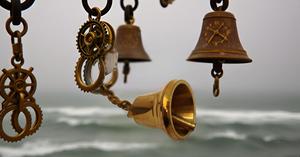 Llavero de campana de latón con clip de mosquetón Accesorio elegante y funcional - Product Image 3