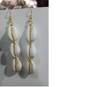 Boucles d'oreilles en ligne de coquillages naturels avec 3 coquillages en coquillages naturels en coquillages naturels pour la revente par le magasin de gros - Product Image 1