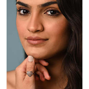 Anillo Geométrico de Pantera en Platino con Baño de Rodio - Diseño Romántico con Gema Tallada - Product Image 4