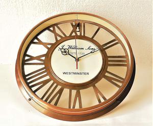 Reloj de pared náutico de forma redonda de madera, accesorio exclusivo hecho a mano con Base de madera con reloj de latón y accesorios de latón - Product Image 4