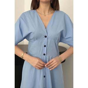 Vestido midi de popelina azul con botones - Azul - Product Image 4