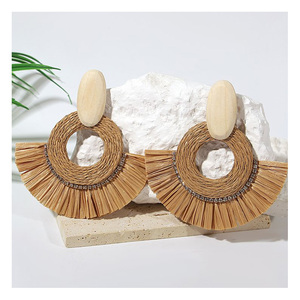 Pendientes hechos a mano de fibra natural, elegantes colgantes tejidos de ratán en forma de lágrima con tachuelas de madera, perfectos para hierba marina Bohemia - Product Image 5
