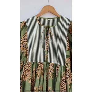 Vestido midi de algodón con estampado de tigre y cuello profundo, silueta holgada - Product Image 3