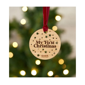 Ornements suspendus de Noël en bois fabriqués à la main avec des détails sculptés parfaits pour les idées de décoration d'arbre - Product Image 5